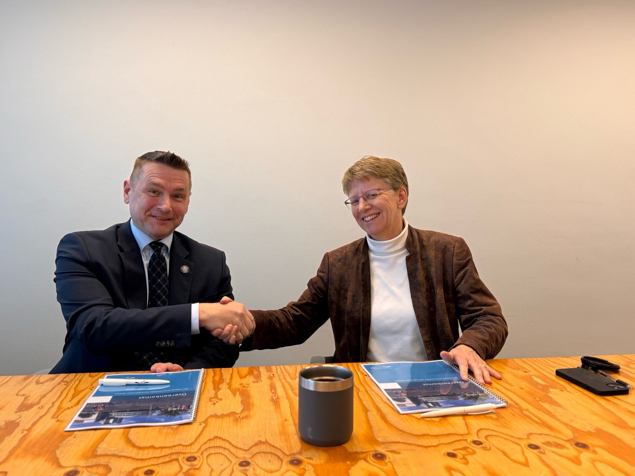Contractondertekening opvanglocaties gemeente Almere